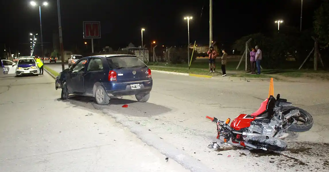 Motociclista herido al embestir un auto