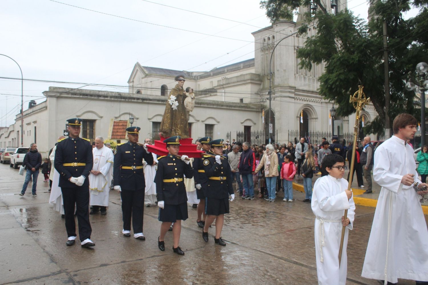 imagen Monseñor Zordán presidió la fiesta patronal de San Antonio en Gualeguay
