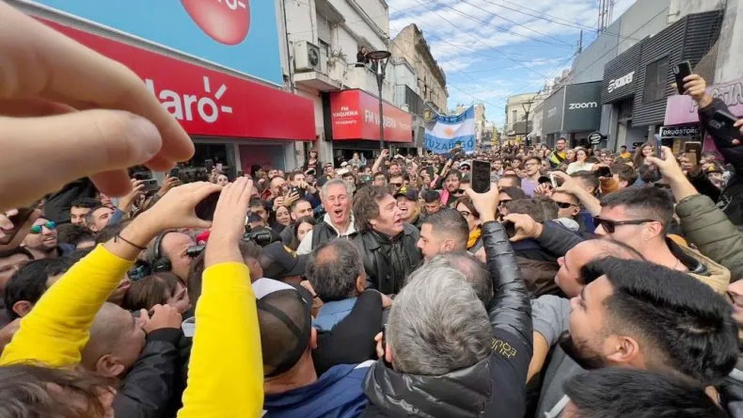 Milei recorrió la peatonal de Paraná, con mucha compañía