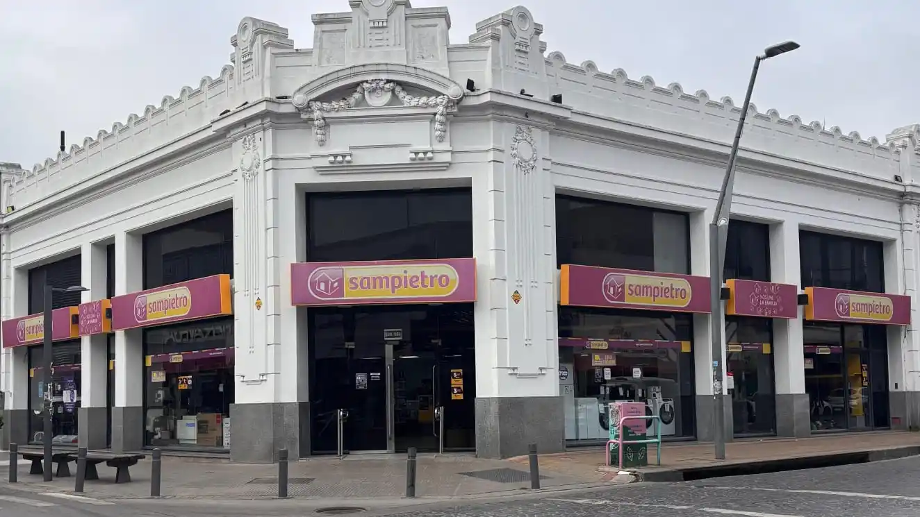 Casa Sampietro está ubicada en la esquina de 9 de Julio y San Martín.