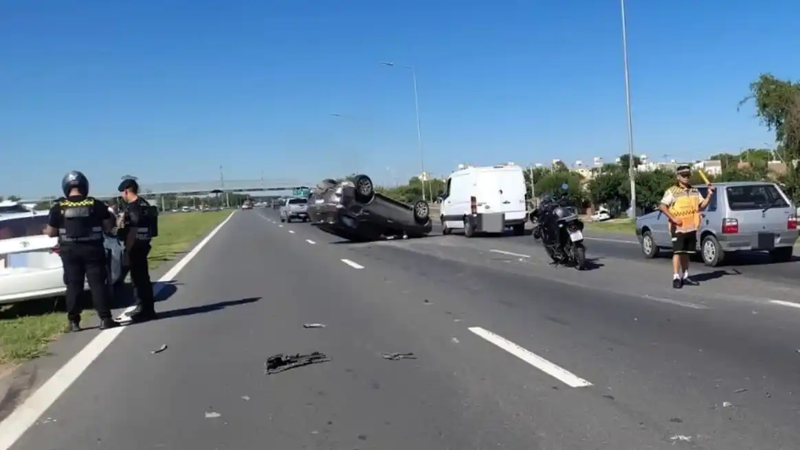 Triple choque y vuelco en la capital cordobesa dejó un herido.