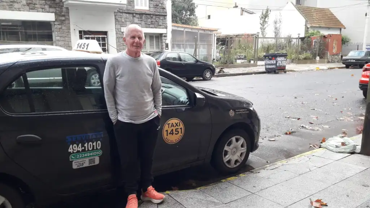Olvidó una mochila con $600 mil tras un viaje y un taxista marplatense se los devolvió