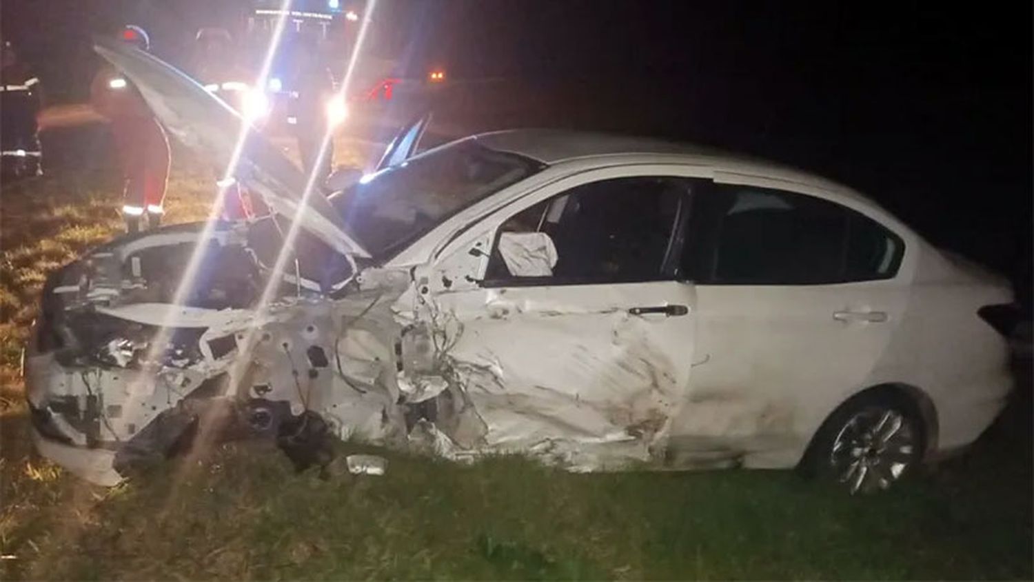 Auto en el que iban tres personas chocó con el acoplado de un camión en ruta 12