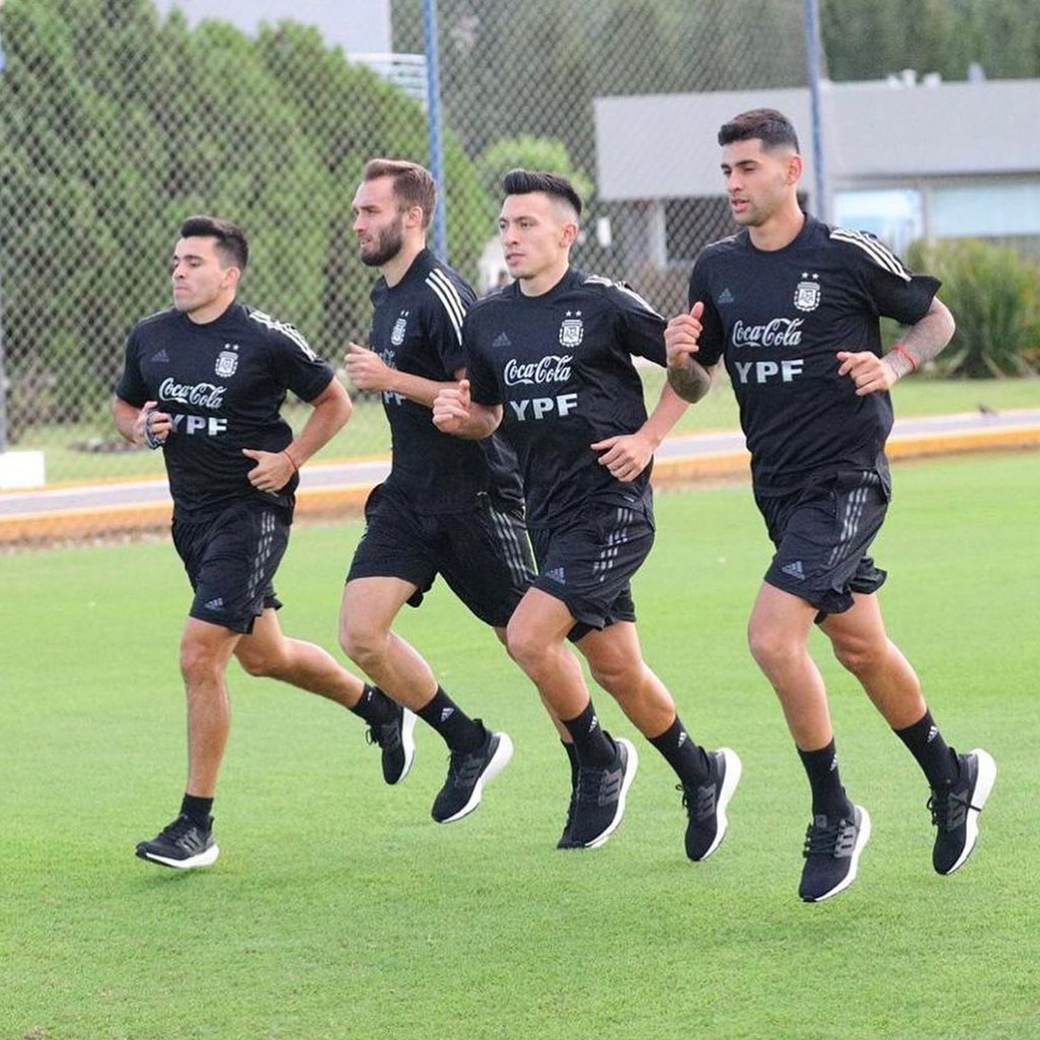 Lisandro Martínez se entrena con sus compañeros