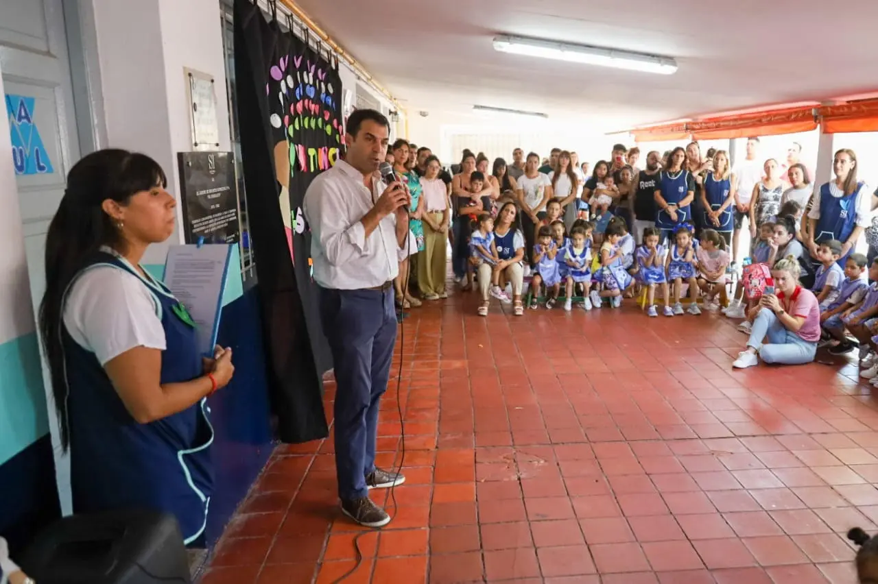 Ramón Lanús inauguró el ciclo lectivo en actos en dos jardines de infantes locales.
