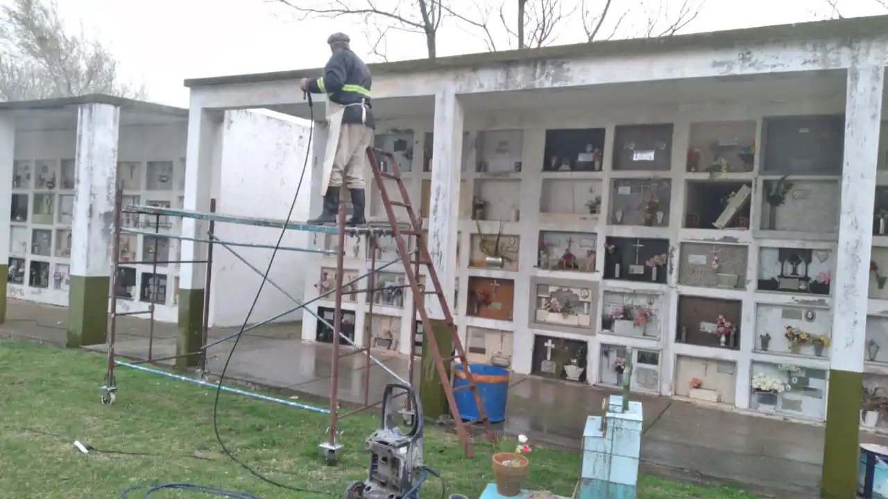 En Larroque continúan los trabajos de mantenimiento y refacción de distintos sectores