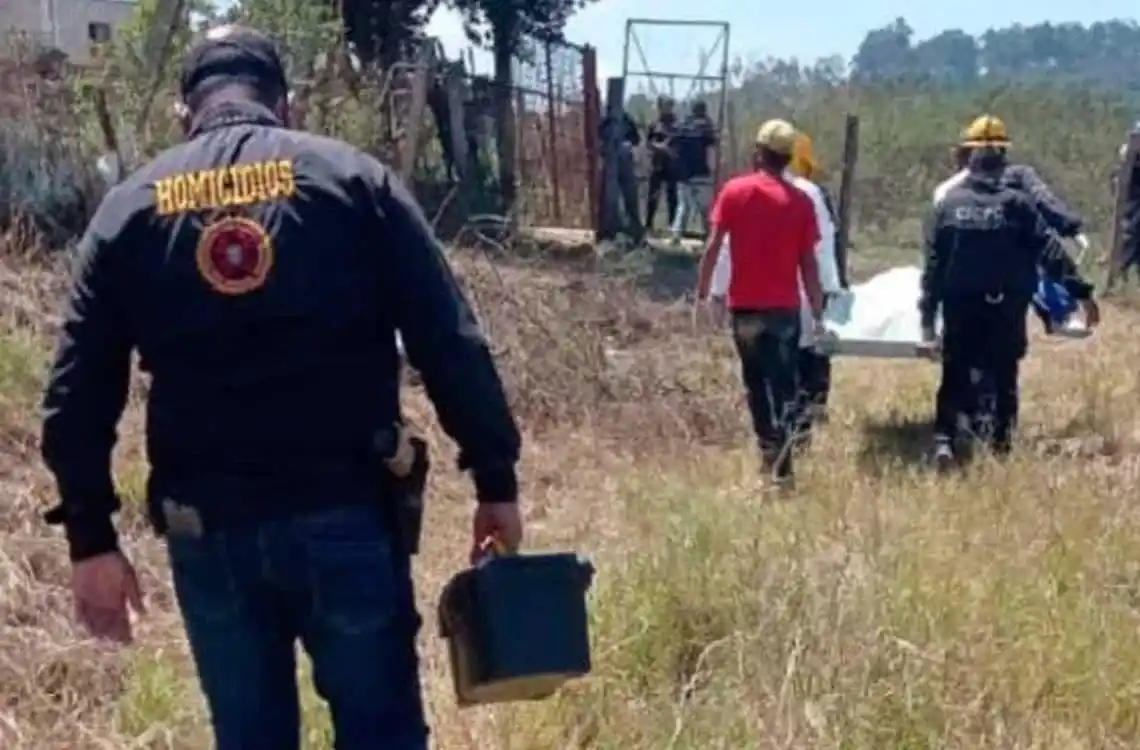 ¡POR UNA DEUDA EN DÓLARES! Tío y sobrino ahorcan y entierran a hombre