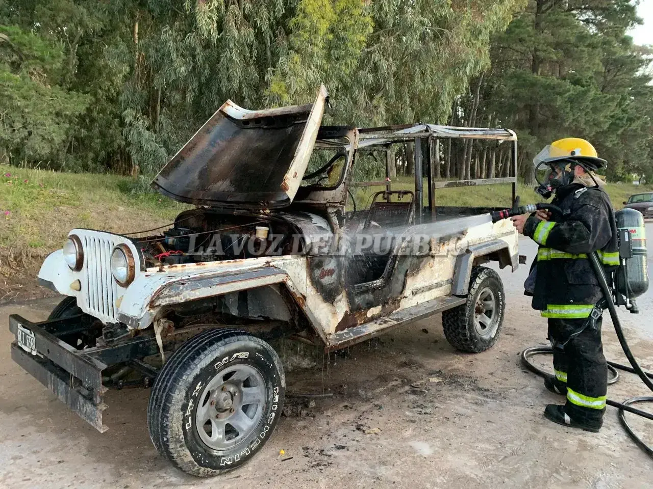 Claromecó: bomberos sofocaron el incendio de un Jeep en la avenida 26
