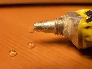 Mira lo que le pasa a este pobre hombre por aplicarse pegamento en su pene