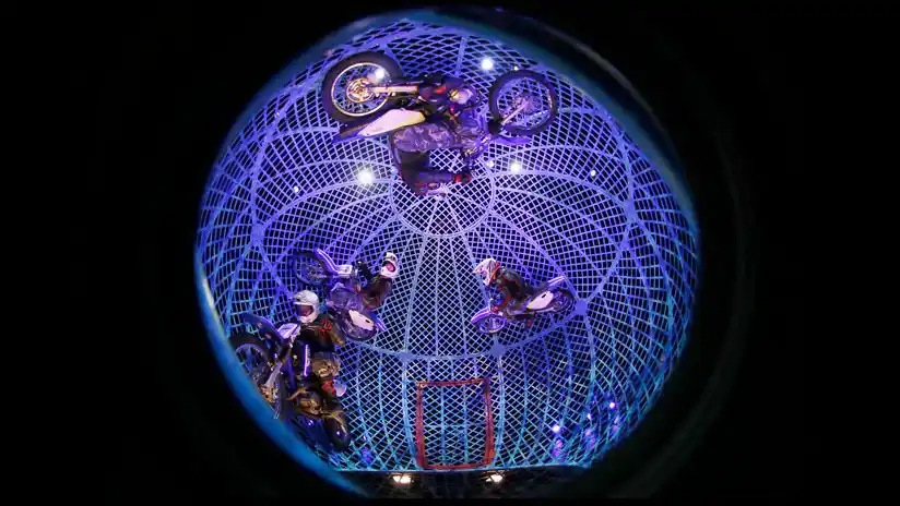 Dos motociclistas chocaron en el "Globo de la Muerte" del circo Rodas