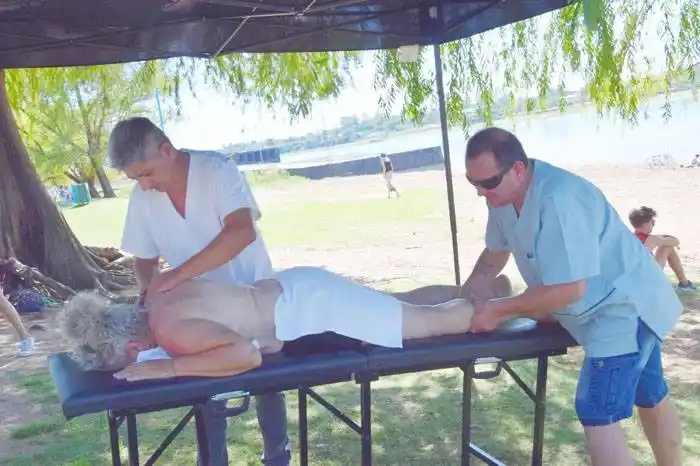 Personas con deterioro visual realizan masajes