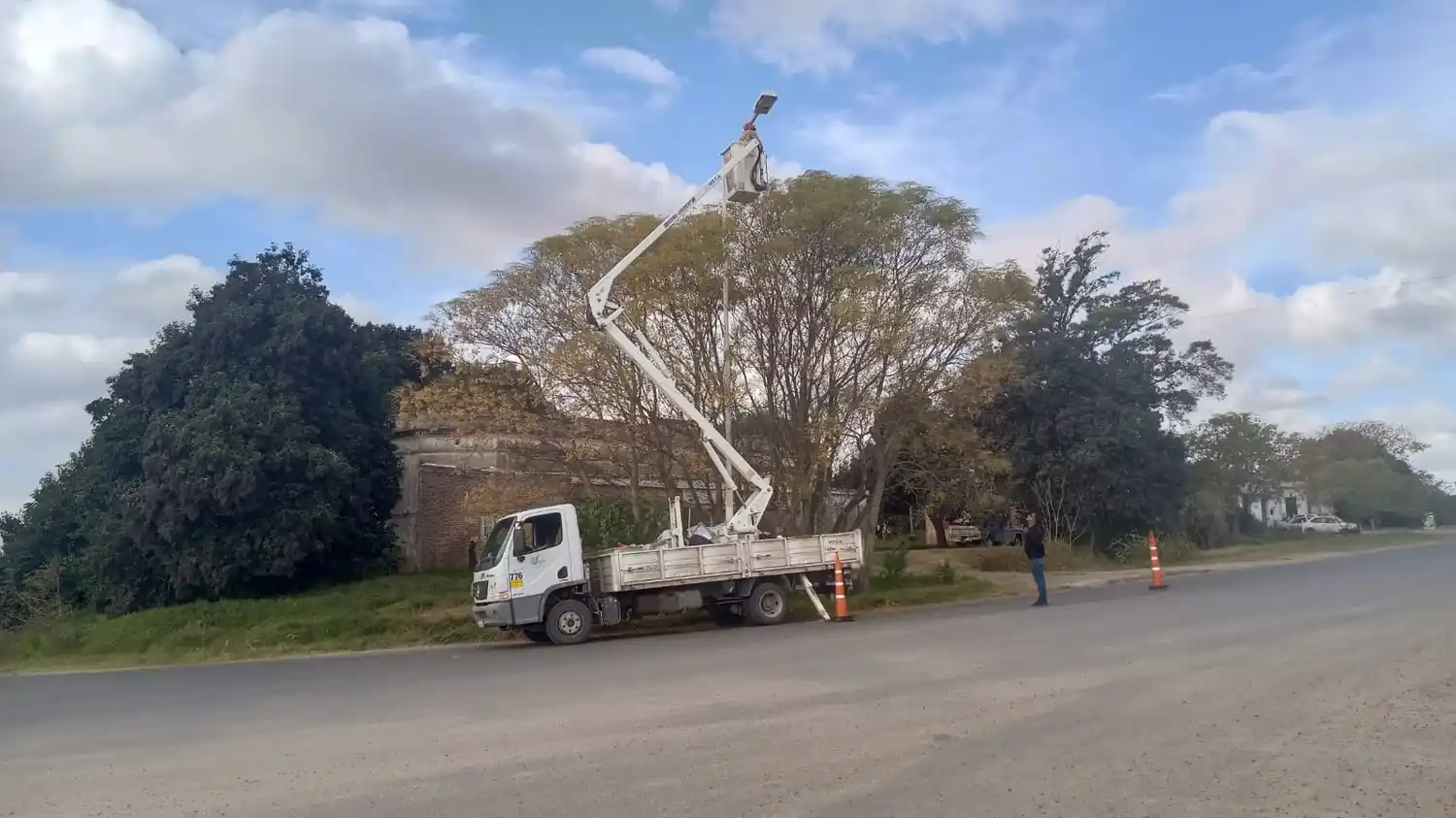 Ejecutan mejoras en el alumbrado de los accesos y reparaciones eléctricas en establecimientos escolares del Sexto Distrito