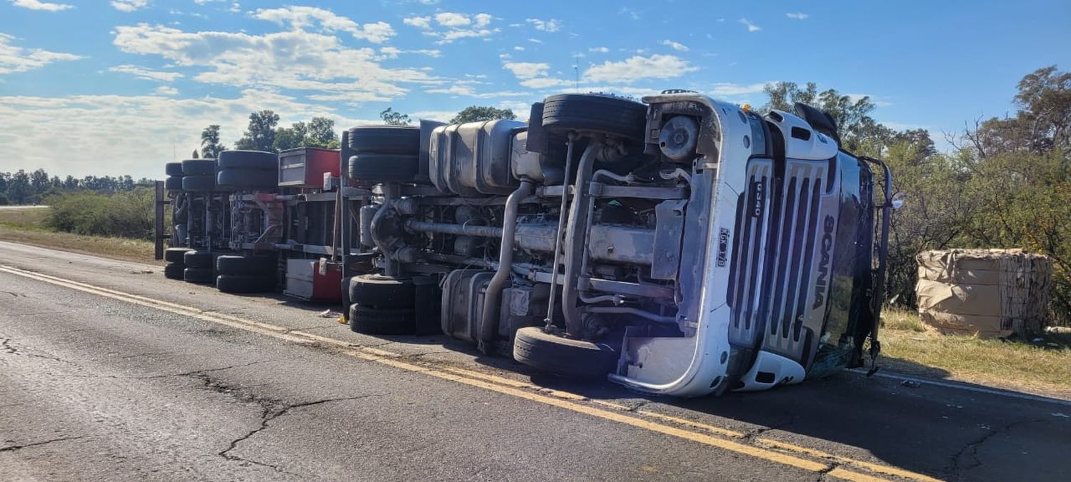 Camión volcado al sur de Calchaquí en julio pasado. En esa con marcado deterioro de la cinta asfáltica perdió la vida la semana pasada una mujer tras volcar el auto en el que viajaba.