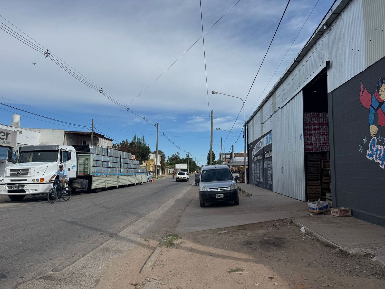 Tensión en un comercio de Lucio Mansilla y Miguel Porta: tres jóvenes se enfrentaron a piedrazos