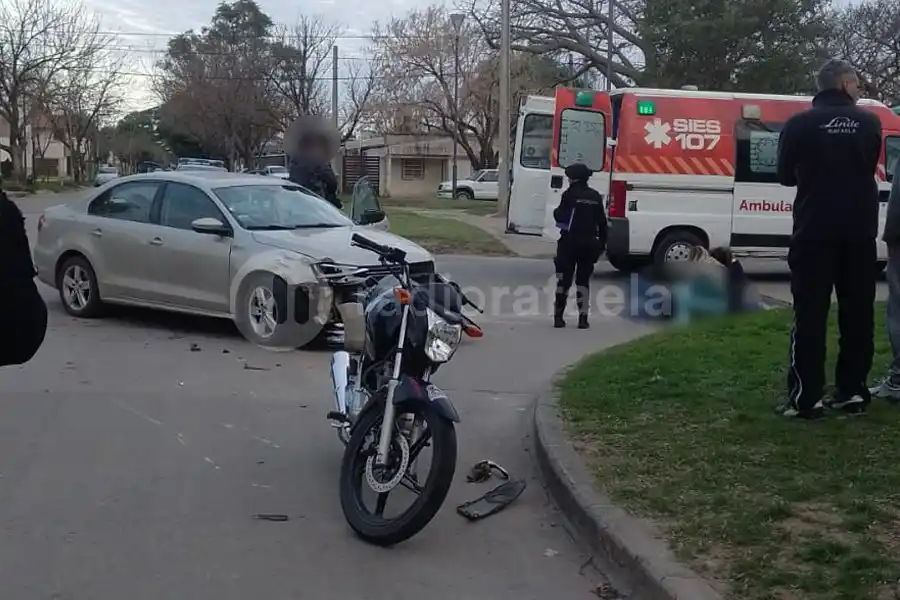 Una motociclista terminó hospitalizada al chocar contra un auto