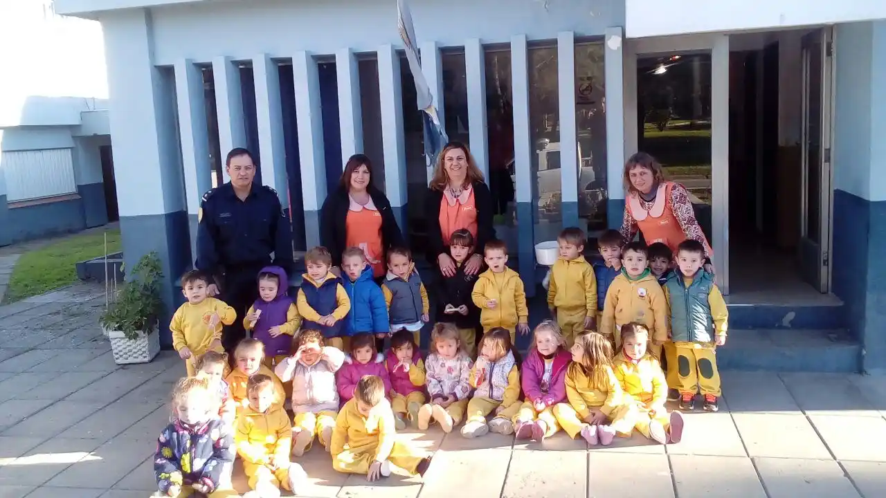 Visita para conocer el trabajo que realiza la policía local