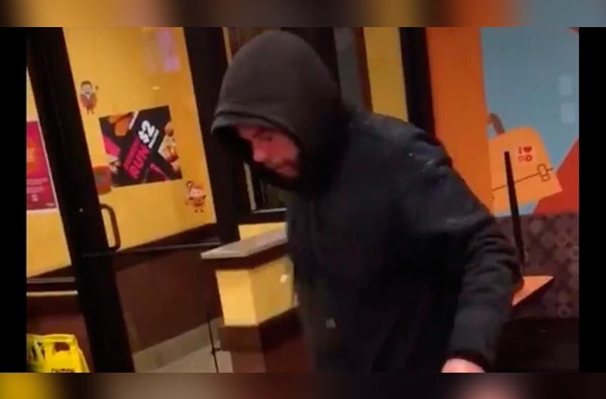 Despidieron a un empleado por tirarle agua a una persona en situación de calle