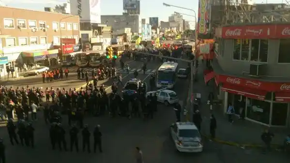 Línea 60: Corte en Puente Saavedra e incidentes entre choferes y la policía