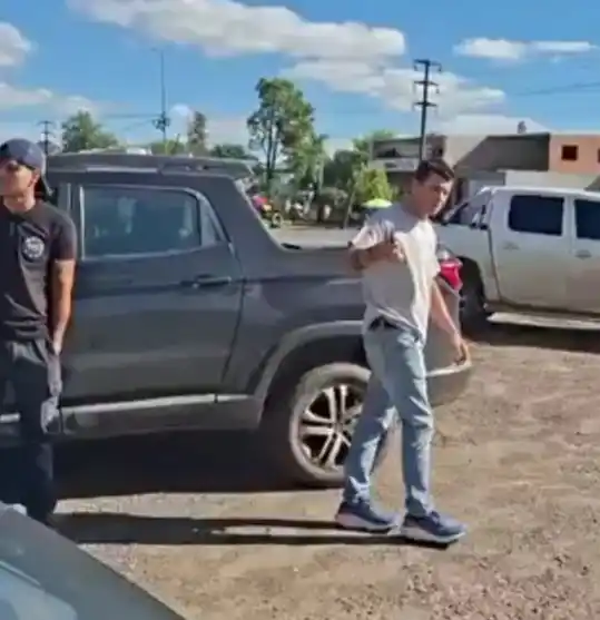 El concejal de LLA fue filmado y escrachado.