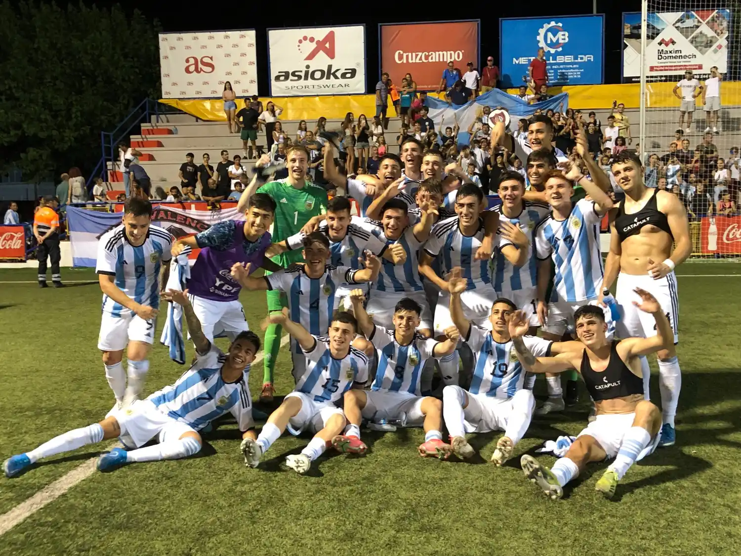 Argentina celebrando el triunfo el L´Alcudia.