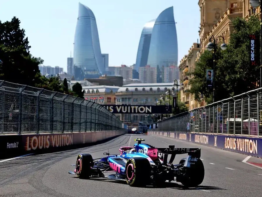 Franco Colapinto girando durante la segunda sesión de entrenamientos en el circuito callejero de Bakú. fOTO: Bryn Lennon - Formula 1