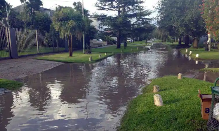 Barrio Constitución: “Vivimos con agua y barro adentro de las casas”