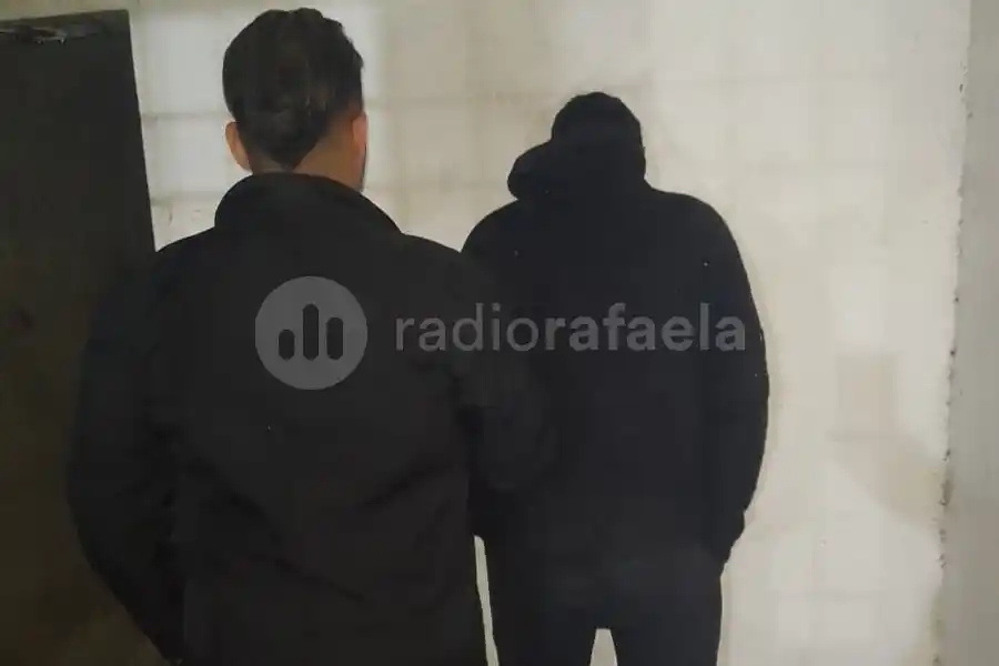 Infraganti, lo vieron saltando una reja y rápidamente lo detuvieron