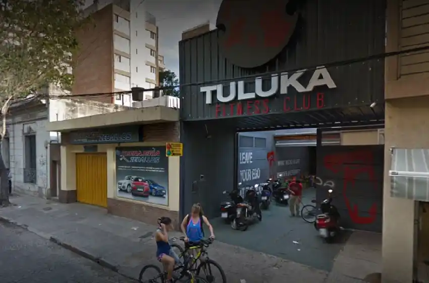 Hallaron muerto a un hombre de 61 años en la entrada de un gimnasio del centro