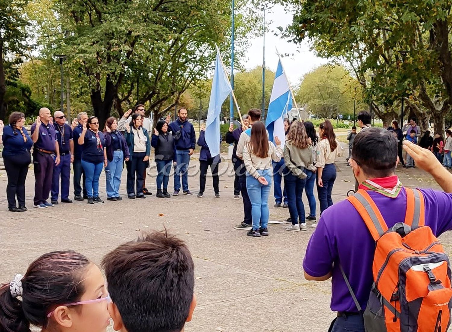 En la plaza. Acto del movimiento scout