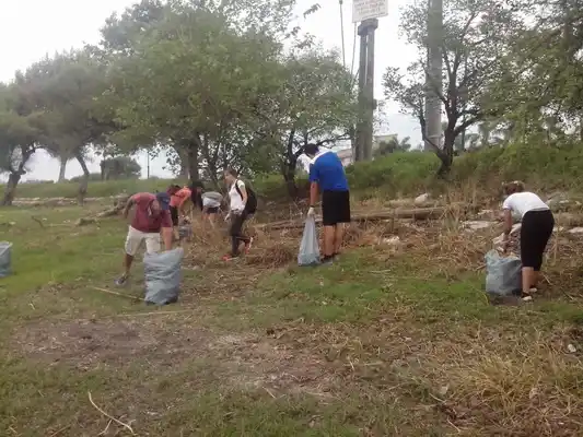 Se realizó una limpieza del río y se recolectaron 90 bolsas de residuos