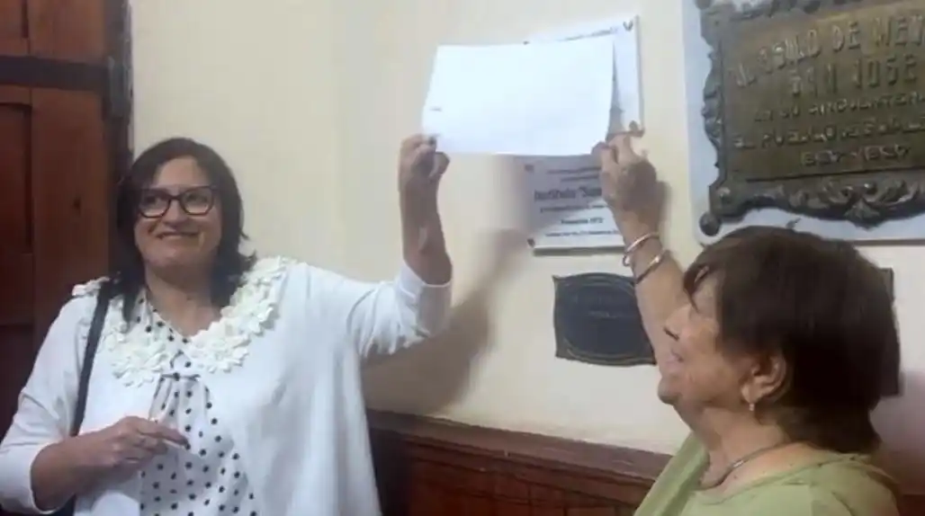 Juliana Vuoto y la Prof. H. Bur descubren la placa conmemorativa