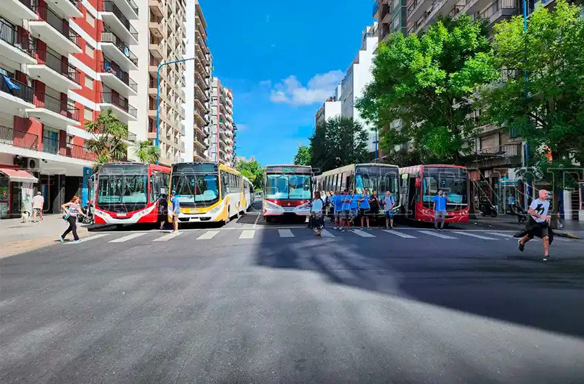 Conflicto gremial en UTA: una caravana de colectivos, rumbo al Ministerio de Trabajo