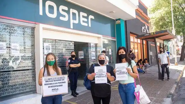 Iosper: Cuidadores y terapistas reclamaron 9 meses adeudados