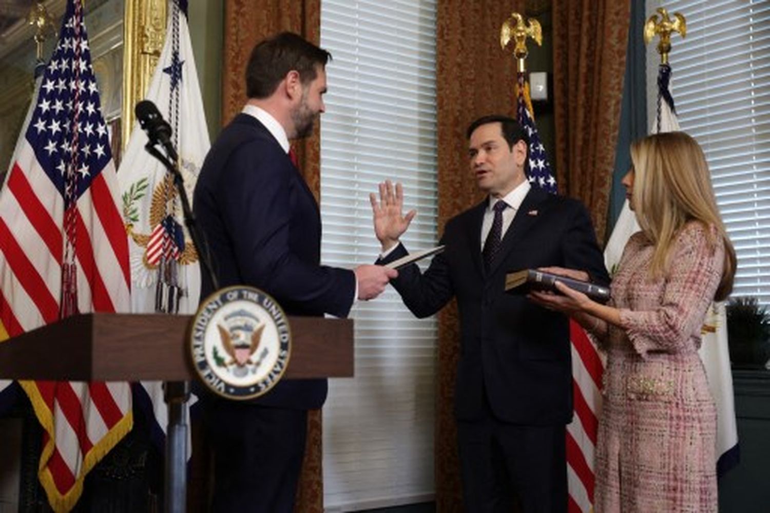 Marco Rubio juró como nuevo secretario de Estado de EE.UU.: expresó su agradecimiento EN ESPAÑOL 
