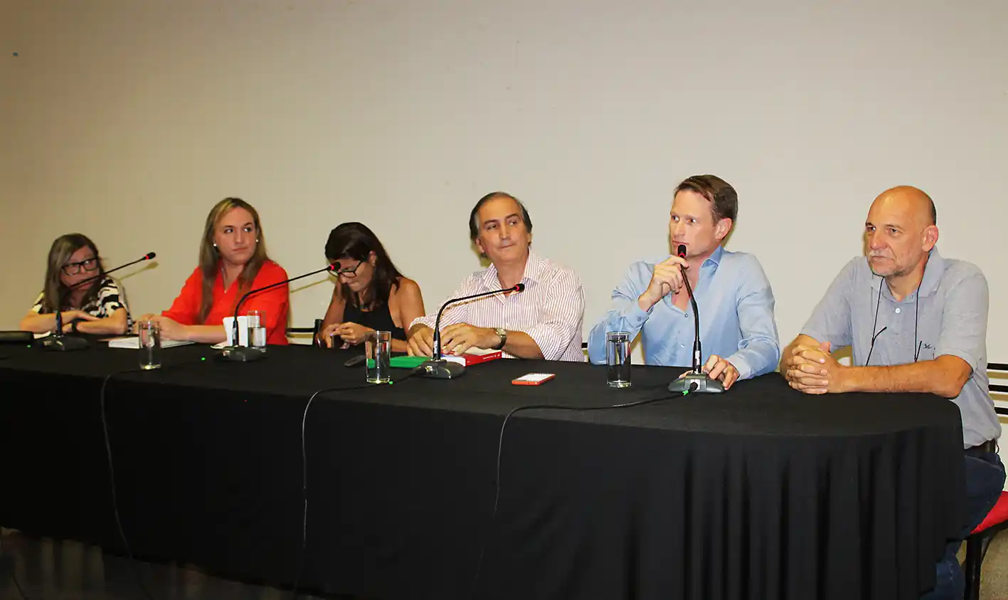 Mesa de disertantes. Junto a ellos, a la derecha, Pablo Guercovich y Dardo Tórtul.