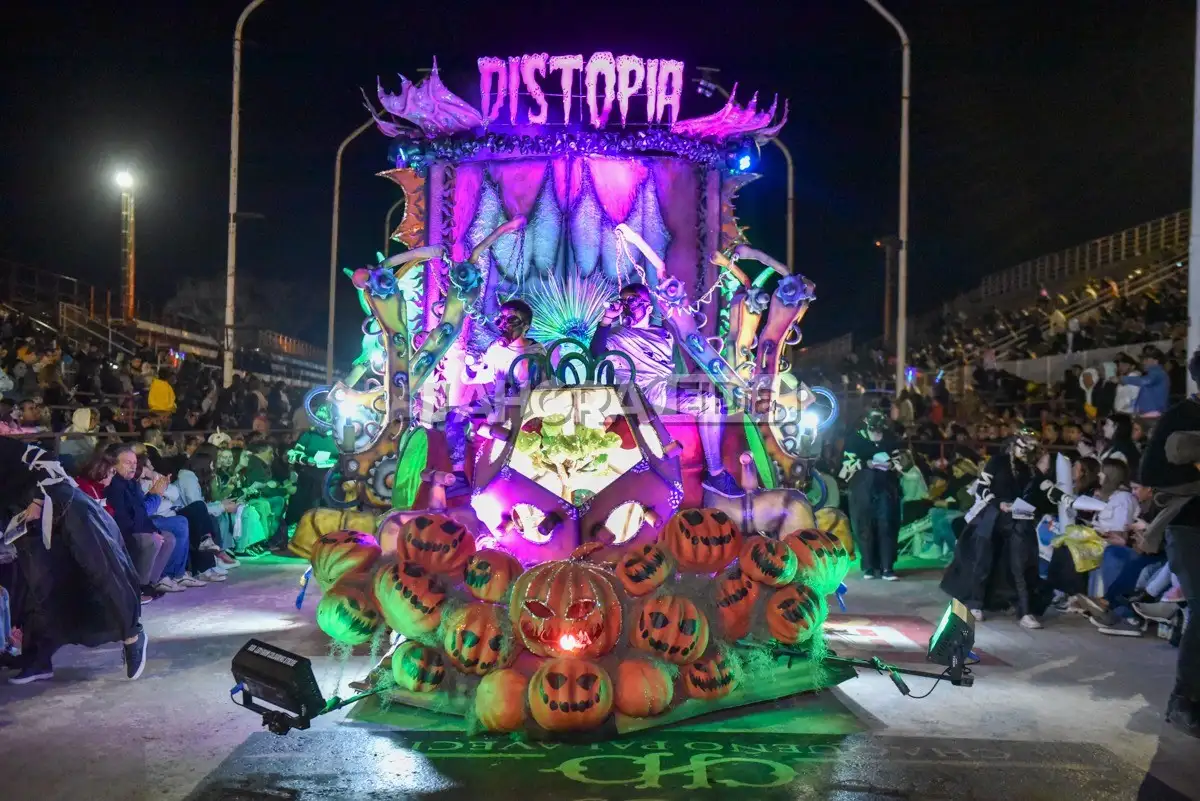 Hermes, Distopía y Help, las ganadoras del Desfile de Carrozas