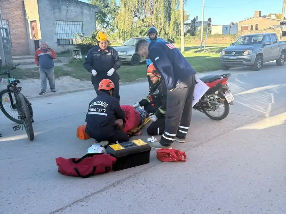 Los servidores públicos atendiendo a la motociclista.