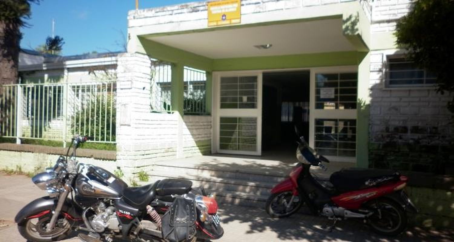 Medico de policía revisará a la joven que fue brutalmente golpeada en las puertas de la Escuela 7