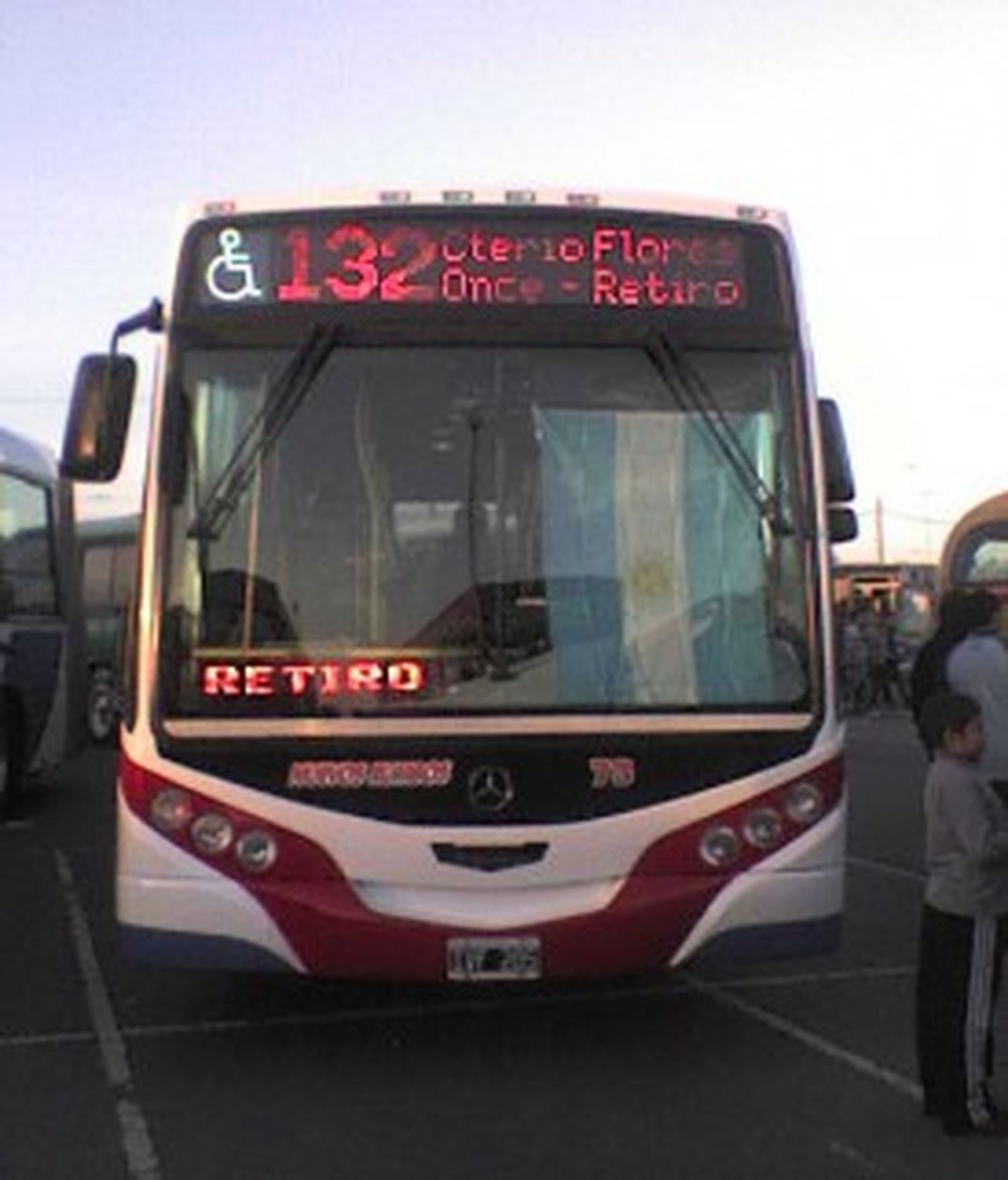 Le cortaron un dedo de una mano a un colectivero en un asalto
