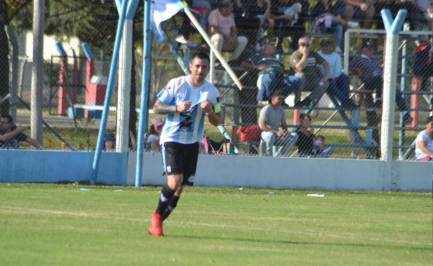 Emiliano Pérez anoto su gol número 145 en el “9” de Freyre