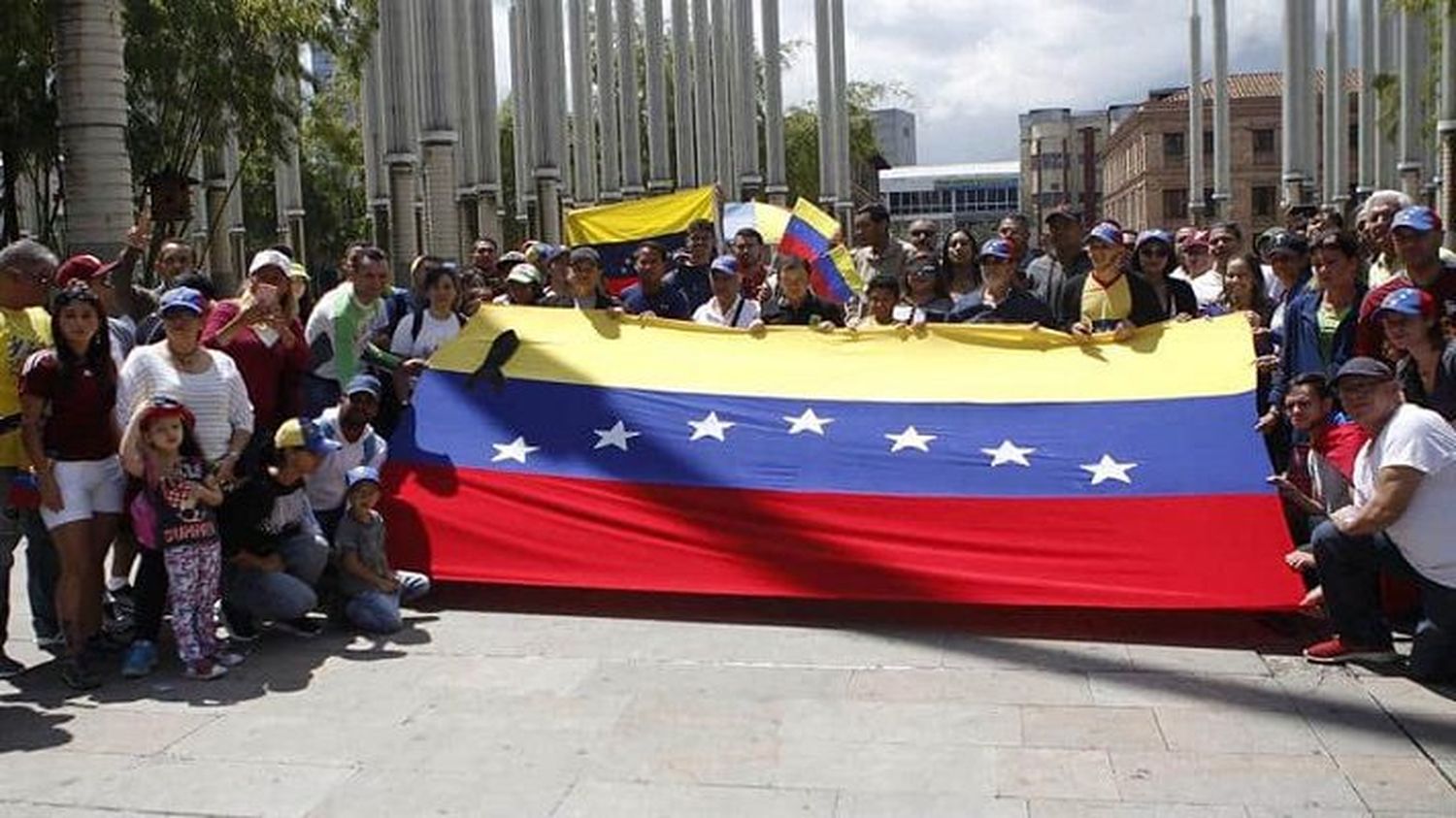 «NO A LA FARSA del 6D»: venezolanos en Colombia rechazan  las elecciones con un plantón