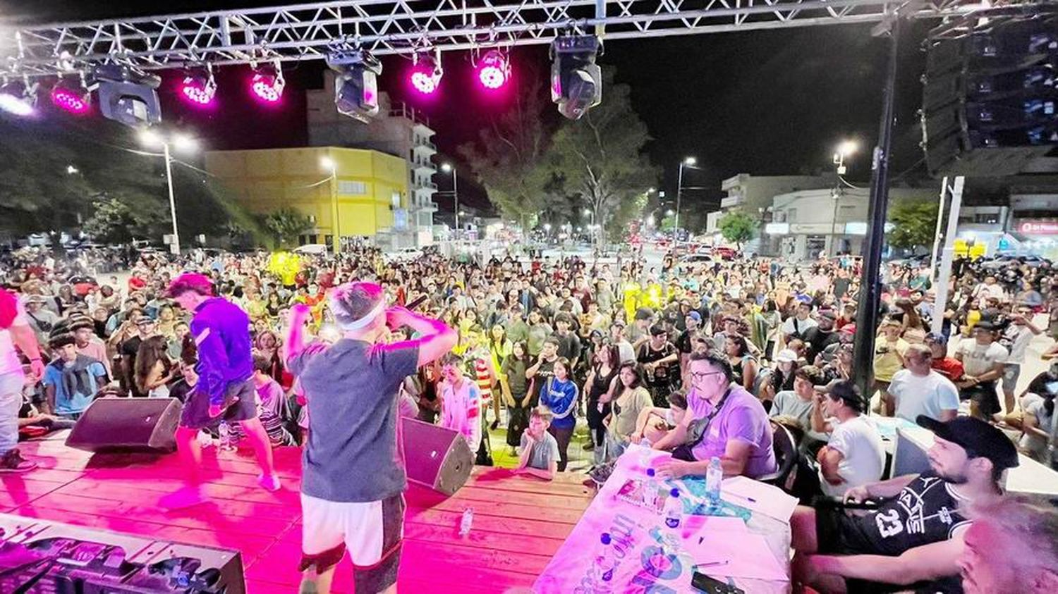 Una multitud disfrutó del ritmo que
impuso el freestyle en la plaza San Martín