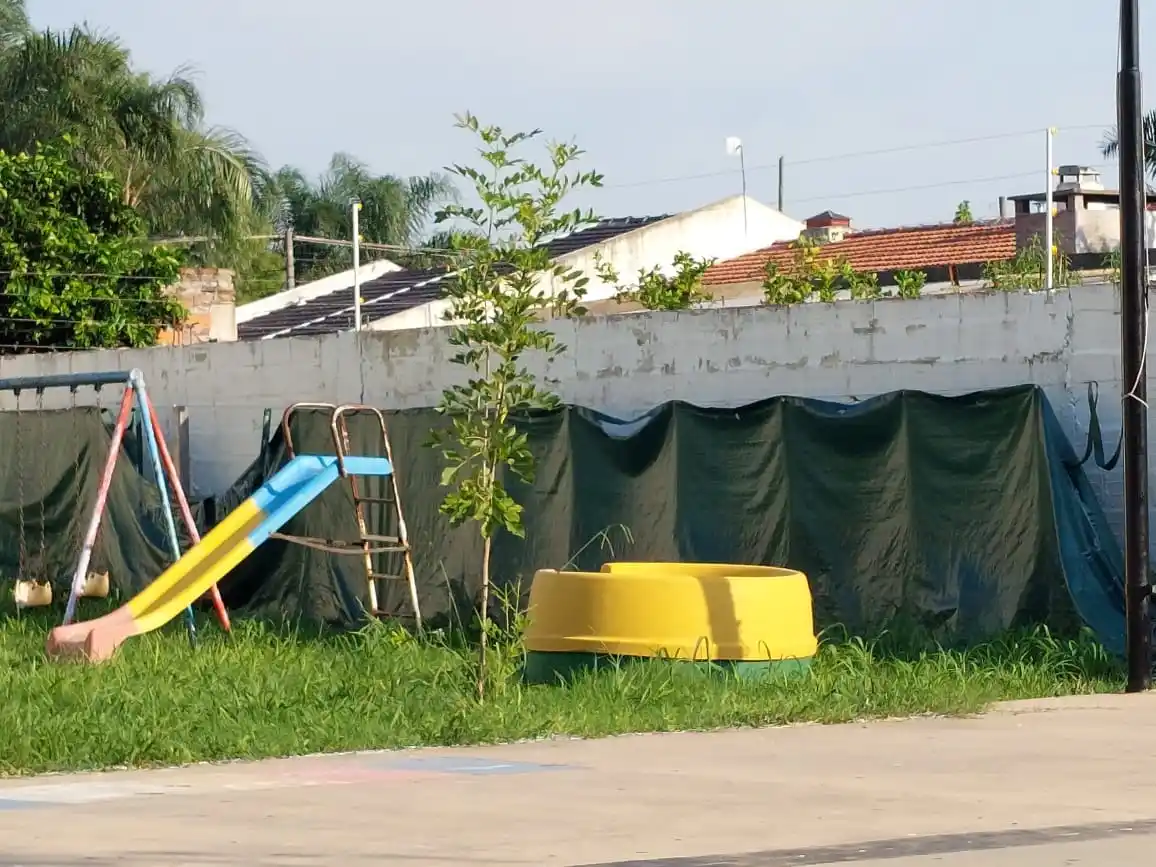 Para evitar riesgos, el tapial se encuentra cercado con una lona.