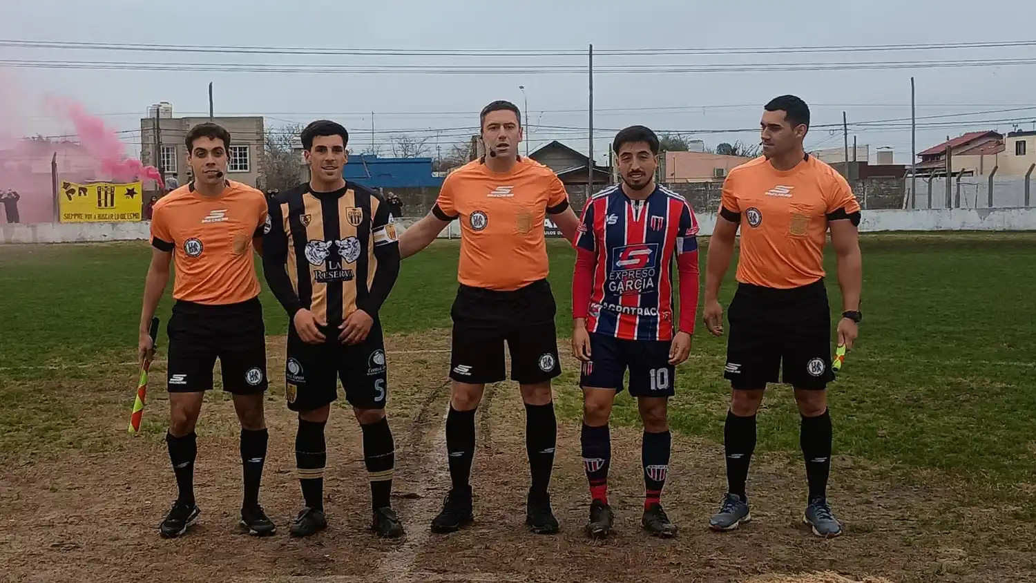 FOTO ANAHÍ HAEDO Los capitanes Fuentes y Auce, con el árbitro Frías y sus colaboradores.