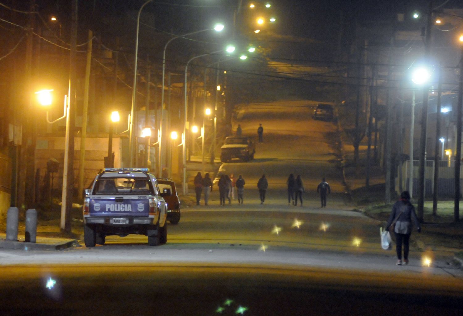 Alta tensión en Las Tunitas: efectivos heridos y un móvil policial destrozado