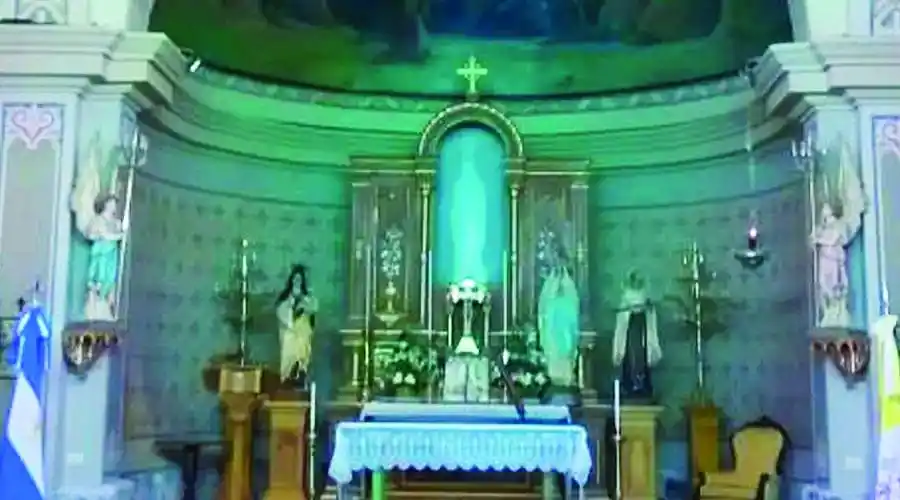 Estatua de la Virgen de Lourdes estremece a fieles: No está pero todos la ven