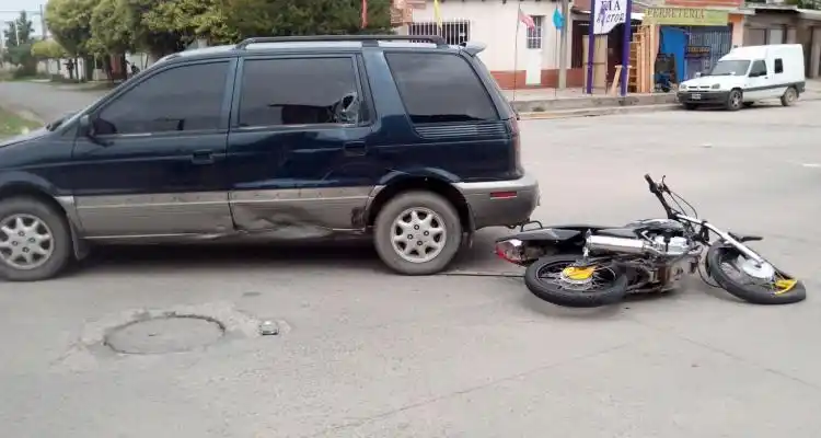 Accidente entre un auto y una moto