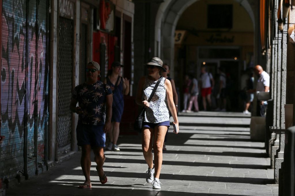 España: proyectan incorporar extranjeros “sin papeles” al mercado laboral