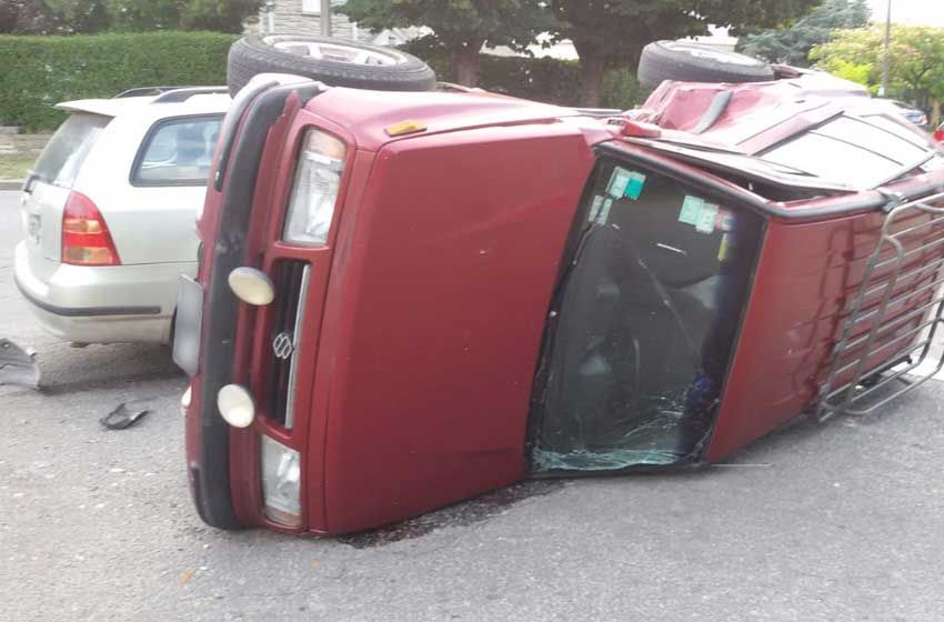 Un choque terminó en un vuelco y con dos mujeres heridas