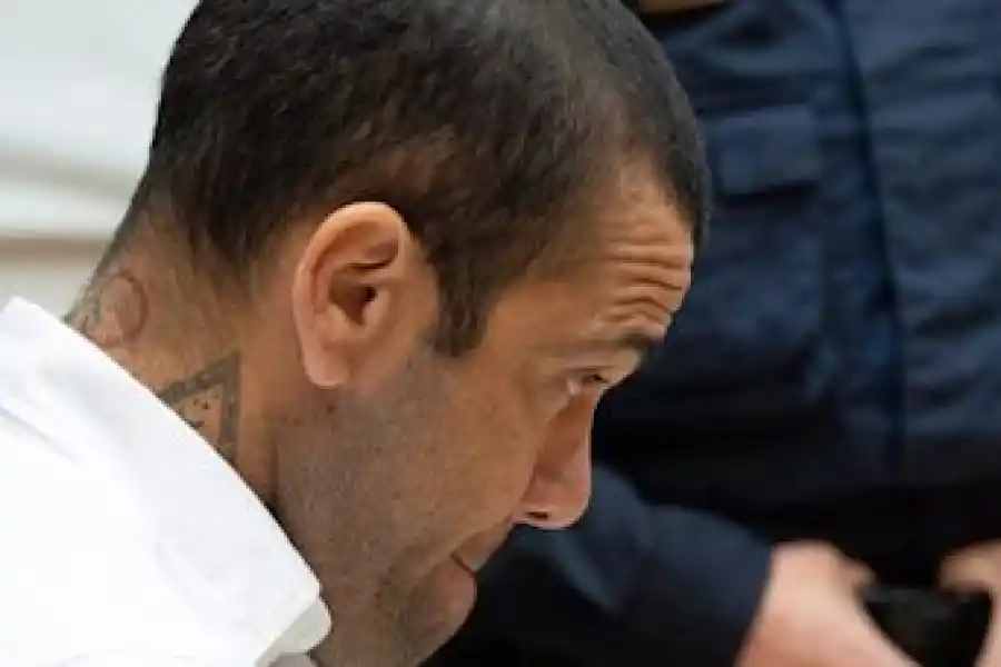 Dani Alves quedó en libertad bajo fianza de un millón de euros y no podrá salir de España